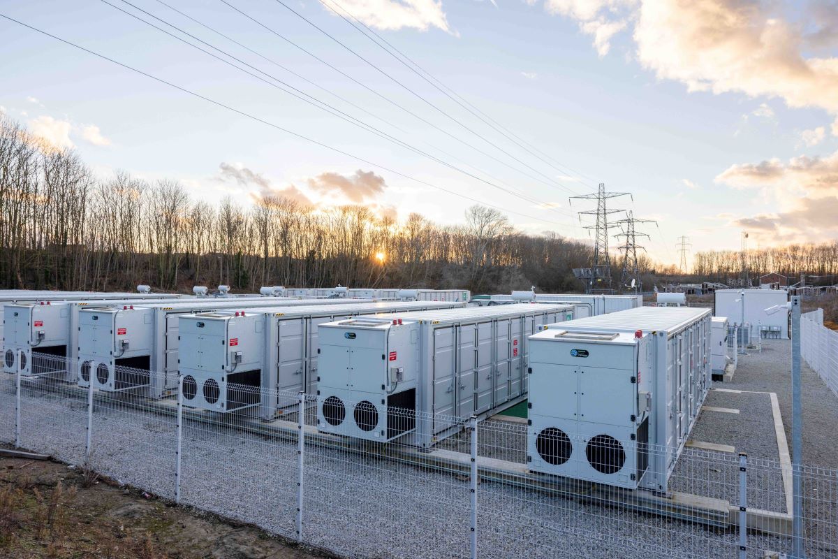 Powering the Future: The Role of Renewable Energy and Battery Storage in the UK