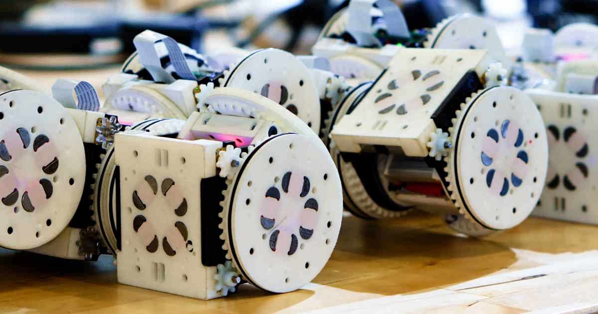 Reconfigurable modular robot can change shape to achieve tasks